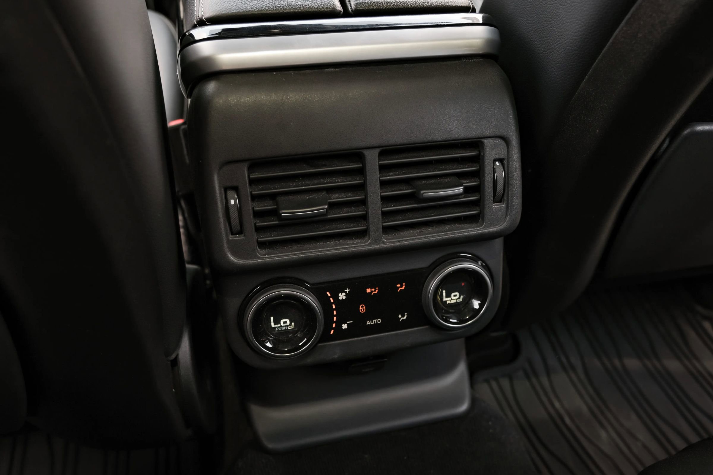 Used 2018 Land Rover Range Rover Velar R-Dynamic SE image 33