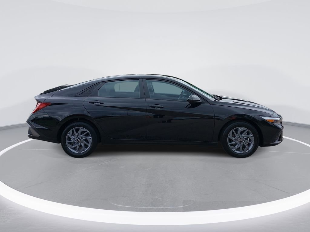 Certified 2025 Hyundai Elantra Hybrid FWD image 4