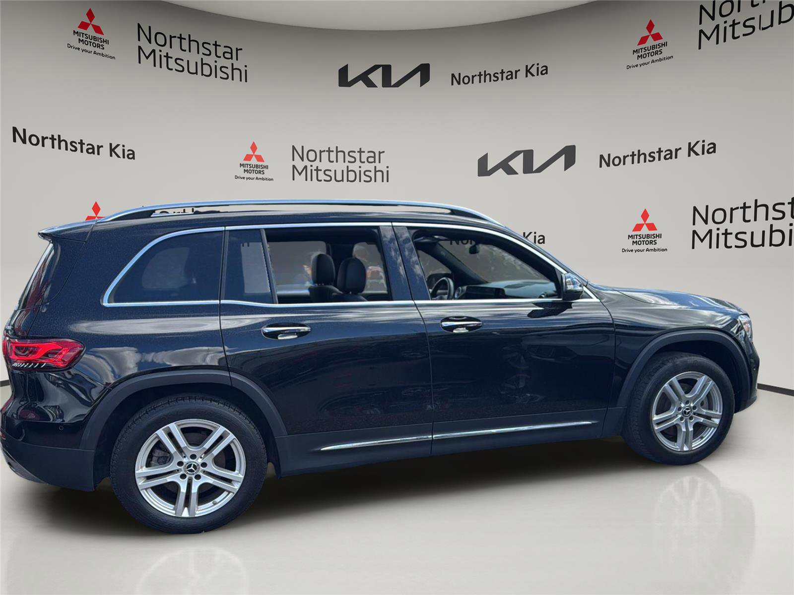 Used 2023 Mercedes-Benz GLB 250 4MATIC w/ Premium Package image 4