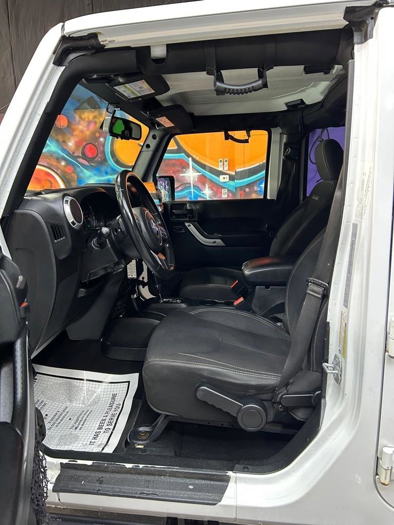 Used 2017 Jeep Wrangler Unlimited Sahara w/ Connectivity Group image 10