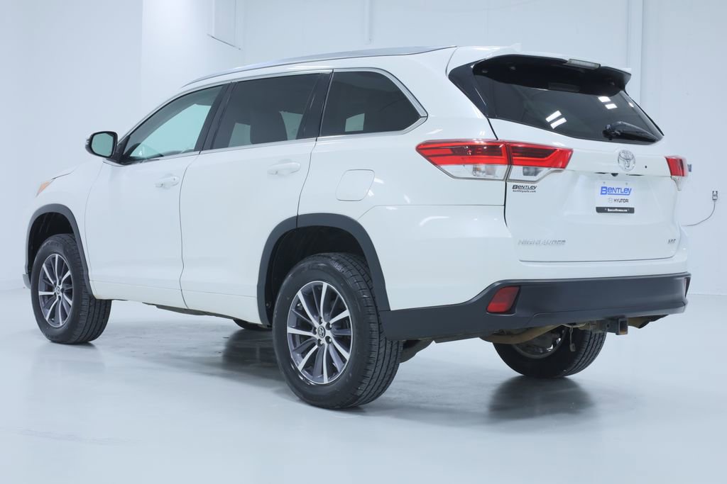 Used 2017 Toyota Highlander XLE image 4