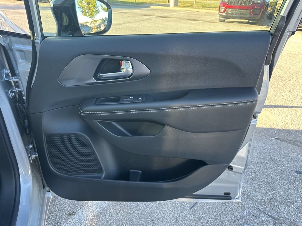 New 2026 Chrysler Pacifica Select FWD image 54