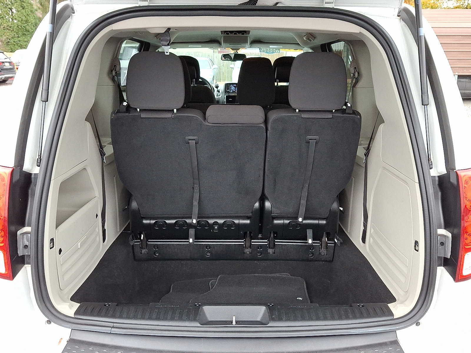 Used 2018 Dodge Grand Caravan SE w/ UConnect Hands-Free Group image 28