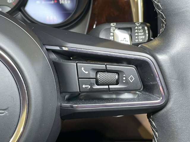 Certified 2022 Porsche Macan AWD/4WD image 40