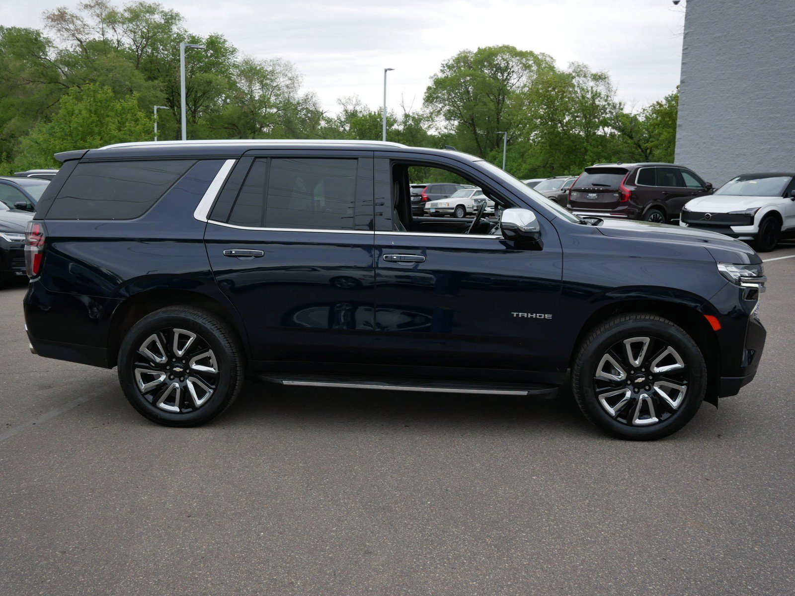 Used 2021 Chevrolet Tahoe Premier w/ Premium Package AWD/4WD image 8