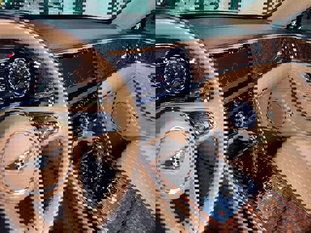 Used 2022 Bentley Flying Spur Plug-In Hybrid image 31