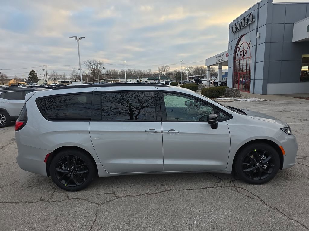 New 2026 Chrysler Pacifica Select FWD image 6
