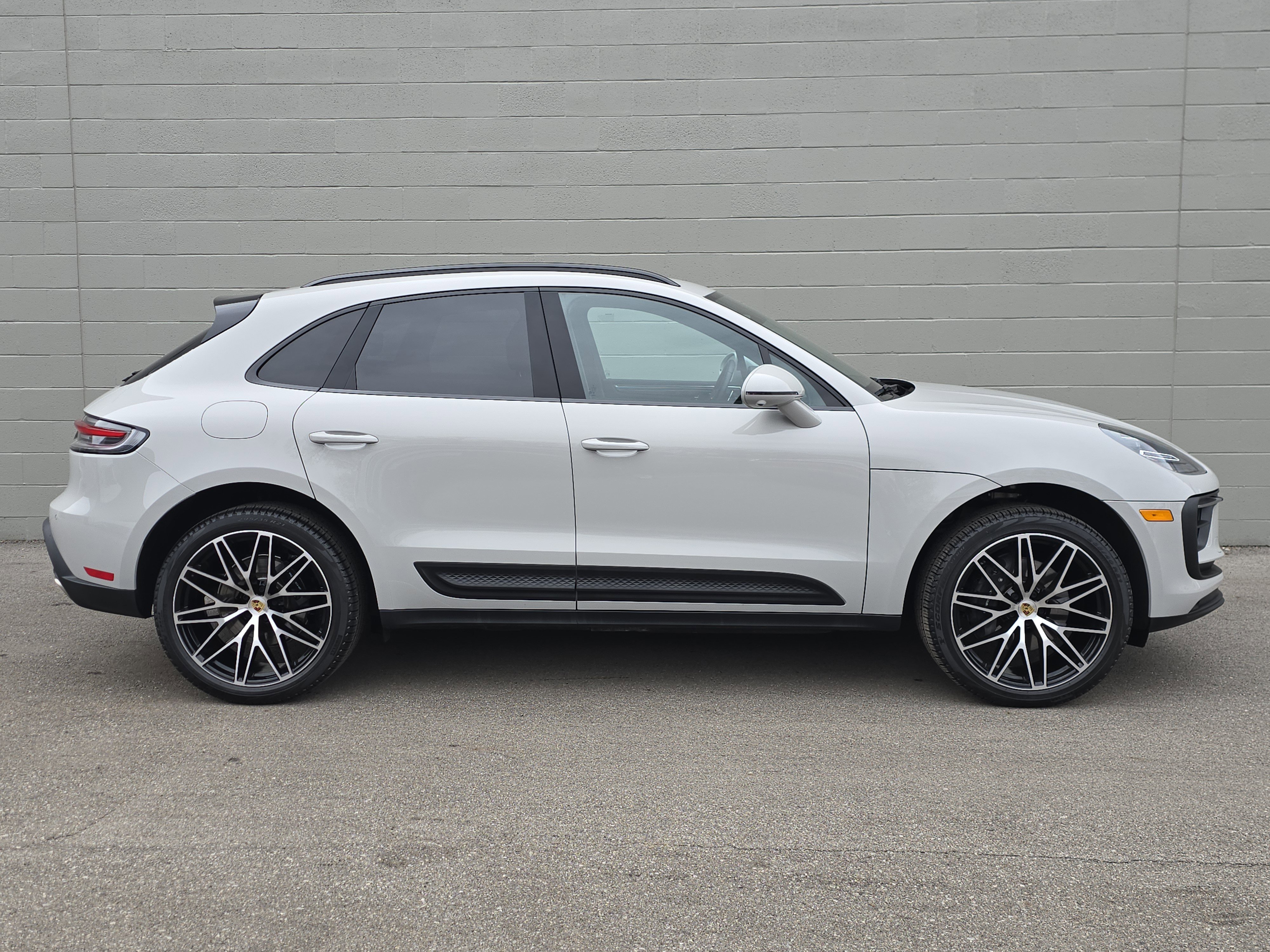 Certified 2025 Porsche Macan AWD/4WD image 10