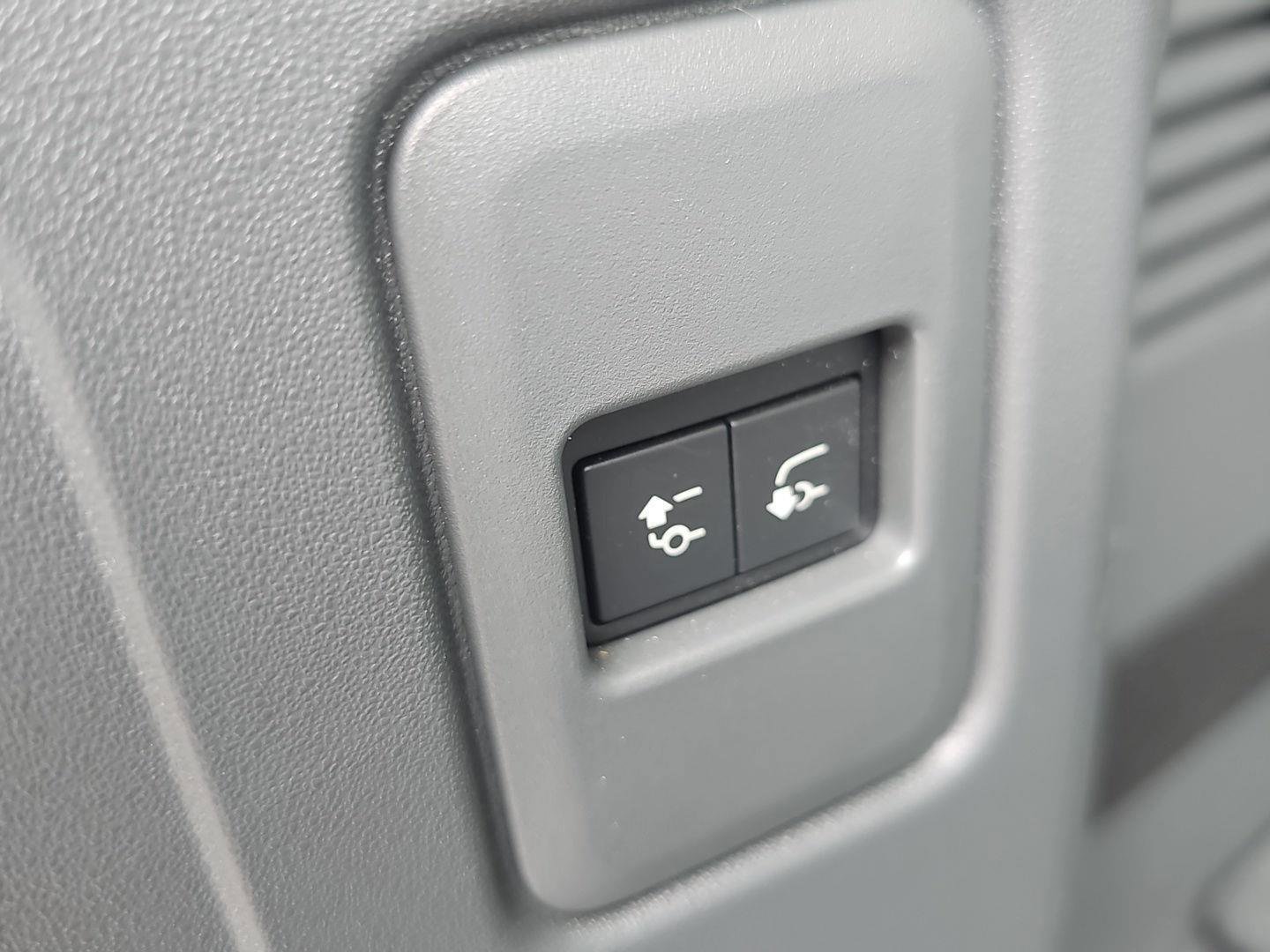 Used 2023 Land Rover Defender 130 SE image 34