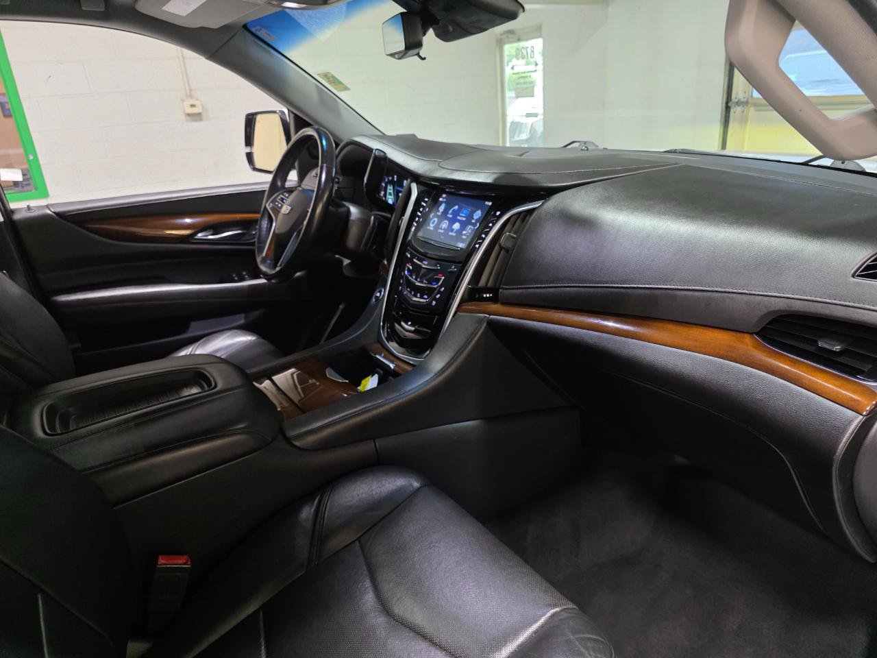 Used 2020 Cadillac Escalade ESV Luxury AWD/4WD image 31