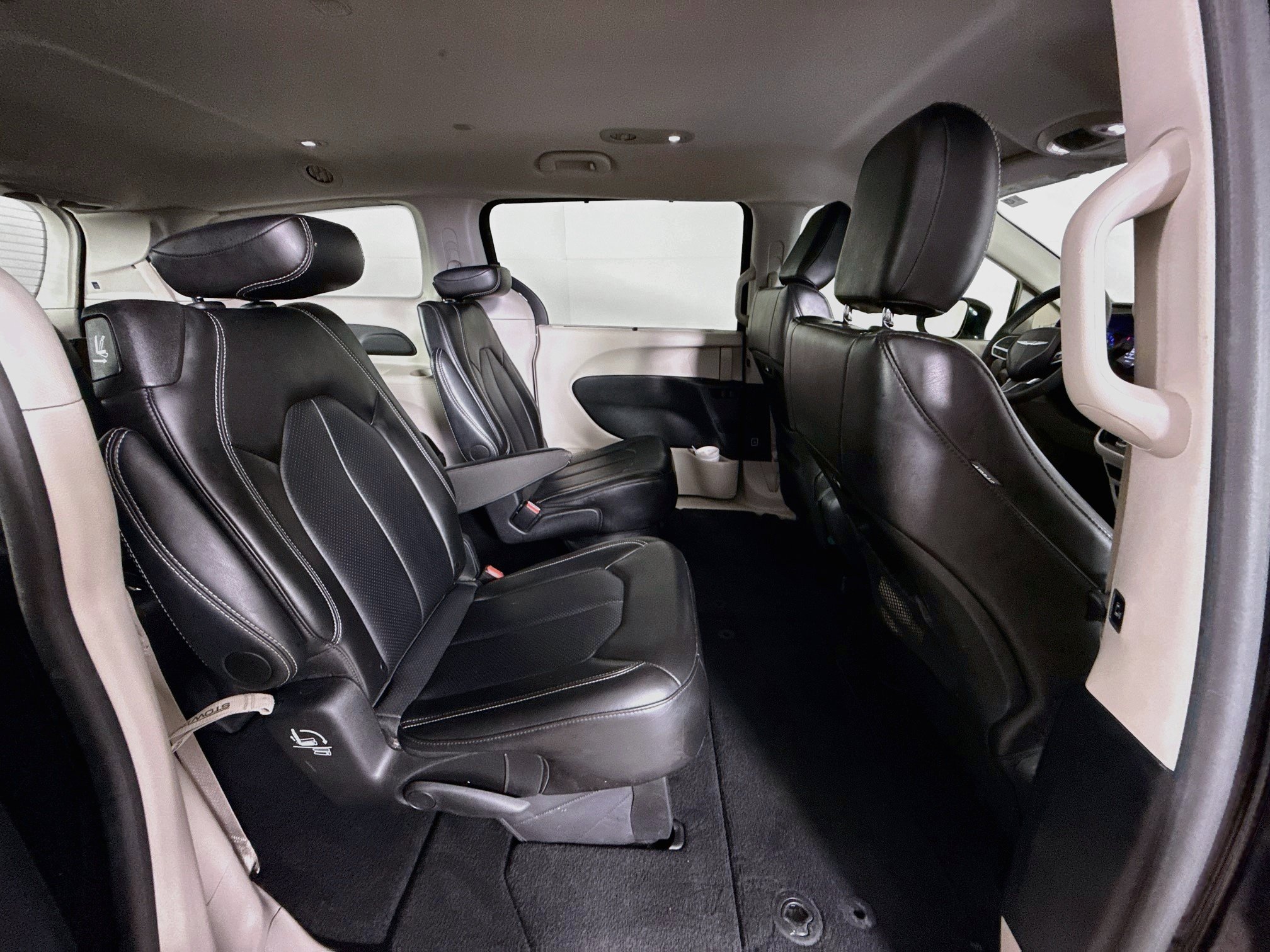 Used 2024 Chrysler Pacifica Touring-L FWD image 34