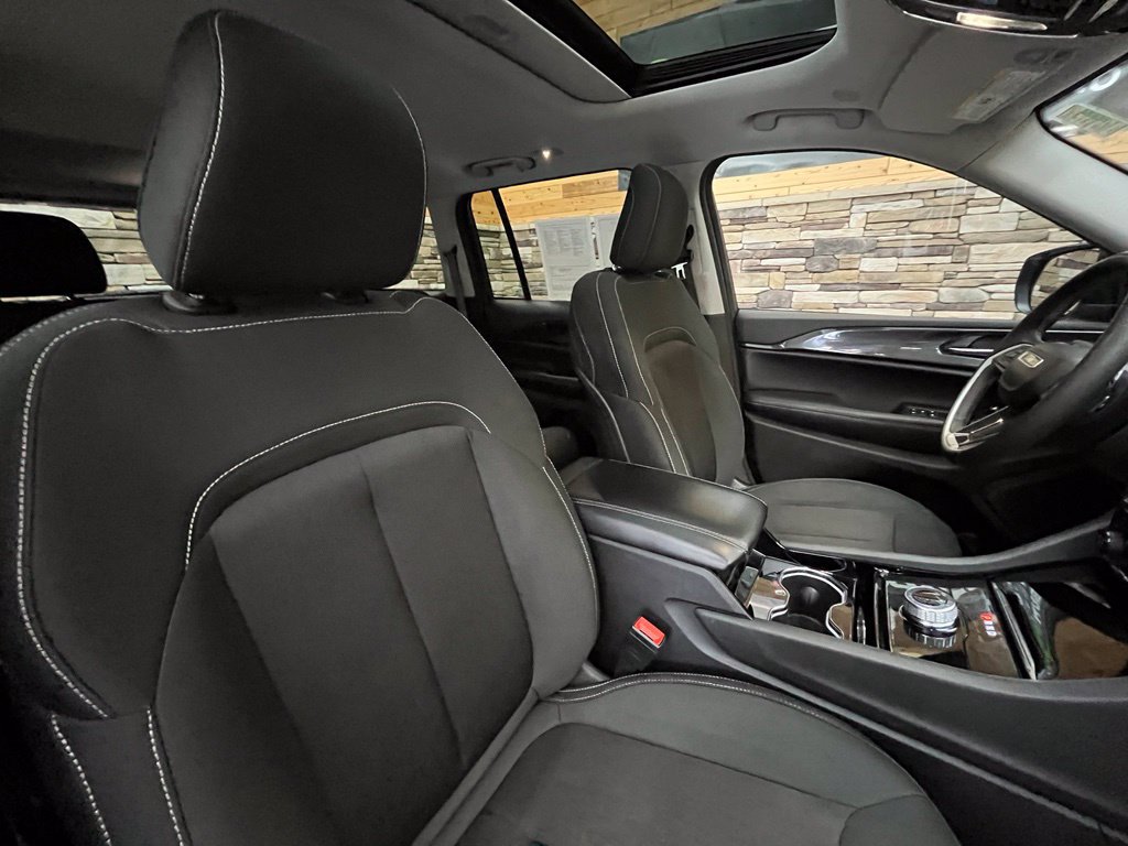 Used 2023 Jeep Grand Cherokee Laredo w/ Luxury Tech Group I AWD/4WD image 25