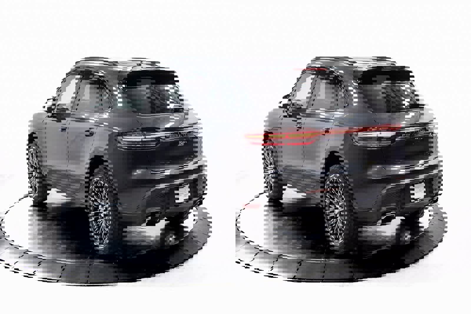 Certified 2025 Porsche Macan image 3