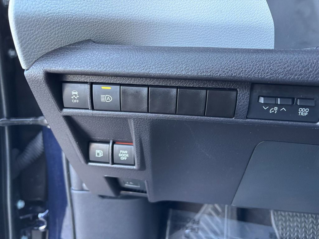 Used 2025 Toyota Sienna XLE image 24