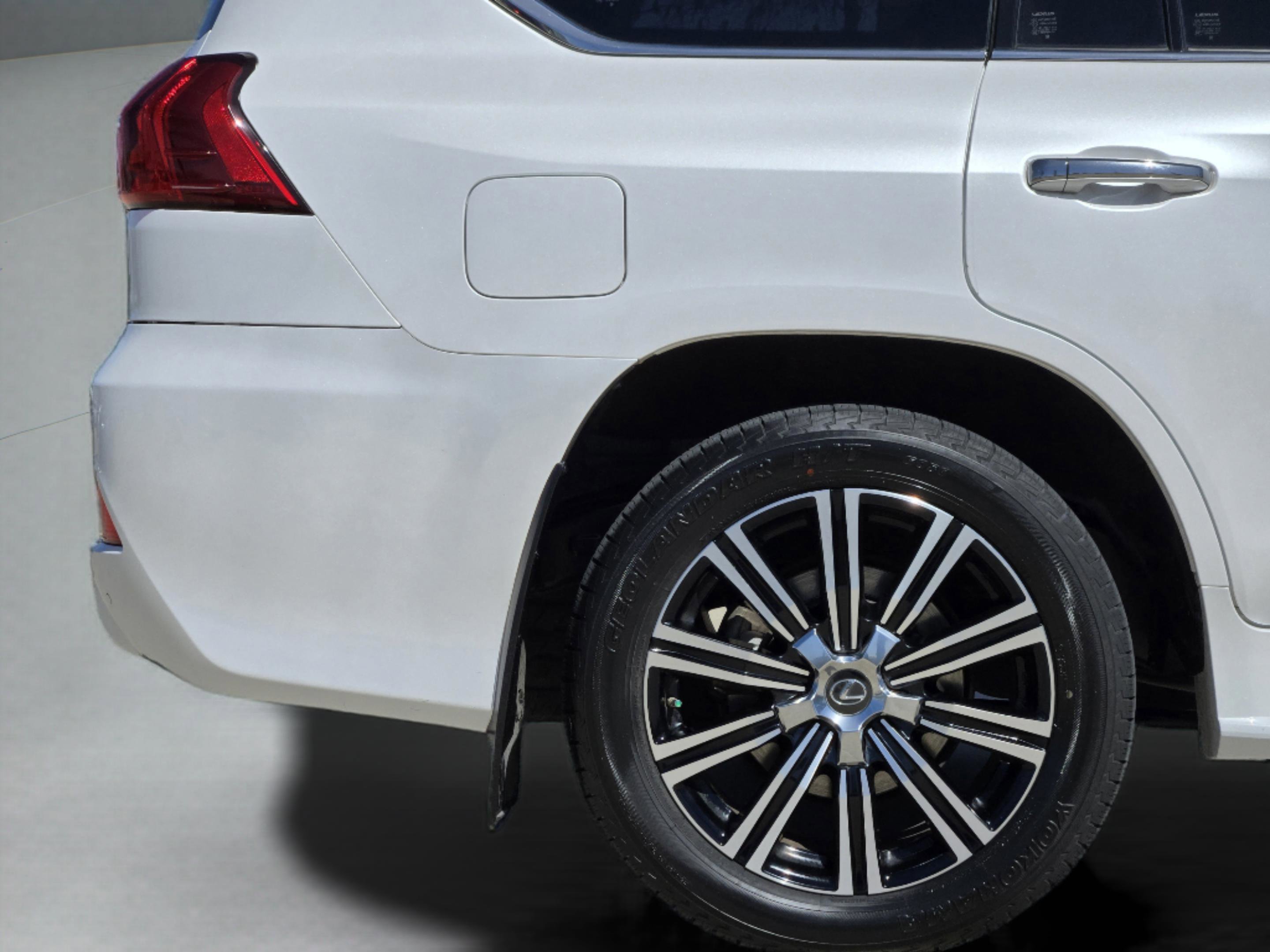 Used 2020 Lexus LX 570 4WD w/ Luxury Package image 9