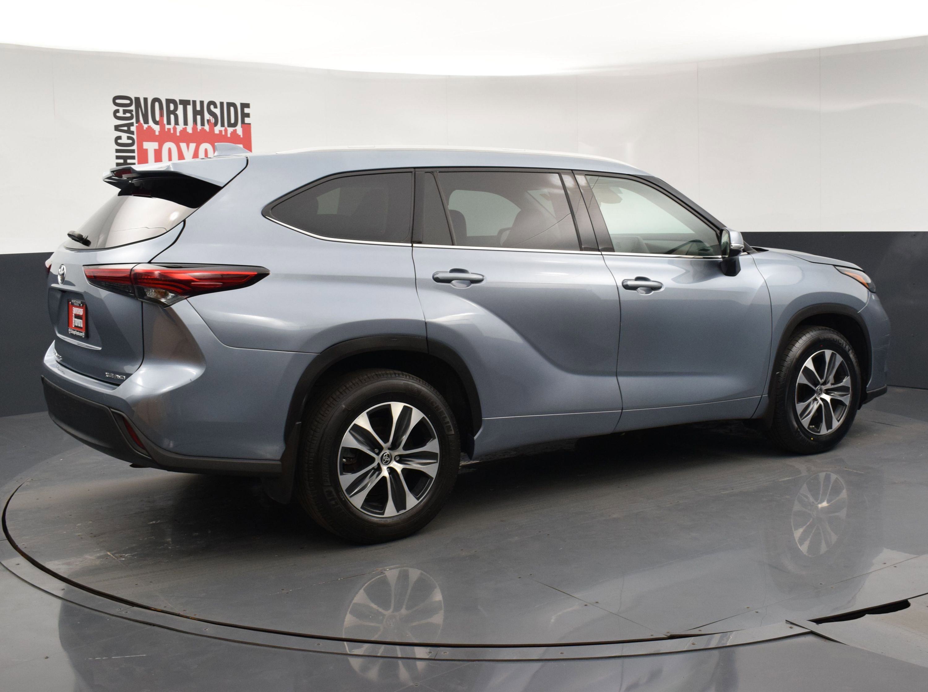 Used 2022 Toyota Highlander XLE AWD/4WD image 4