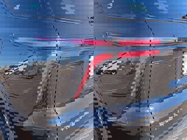 Used 2025 Chevrolet Traverse LT image 12