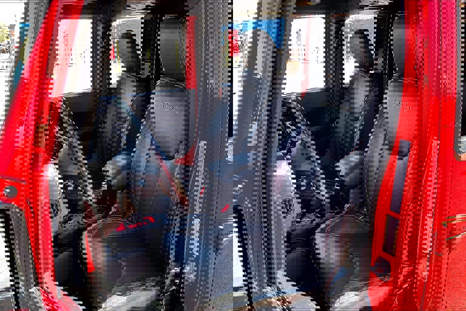 Used 2017 Jeep Wrangler Unlimited Sahara w/ Connectivity Group image 8