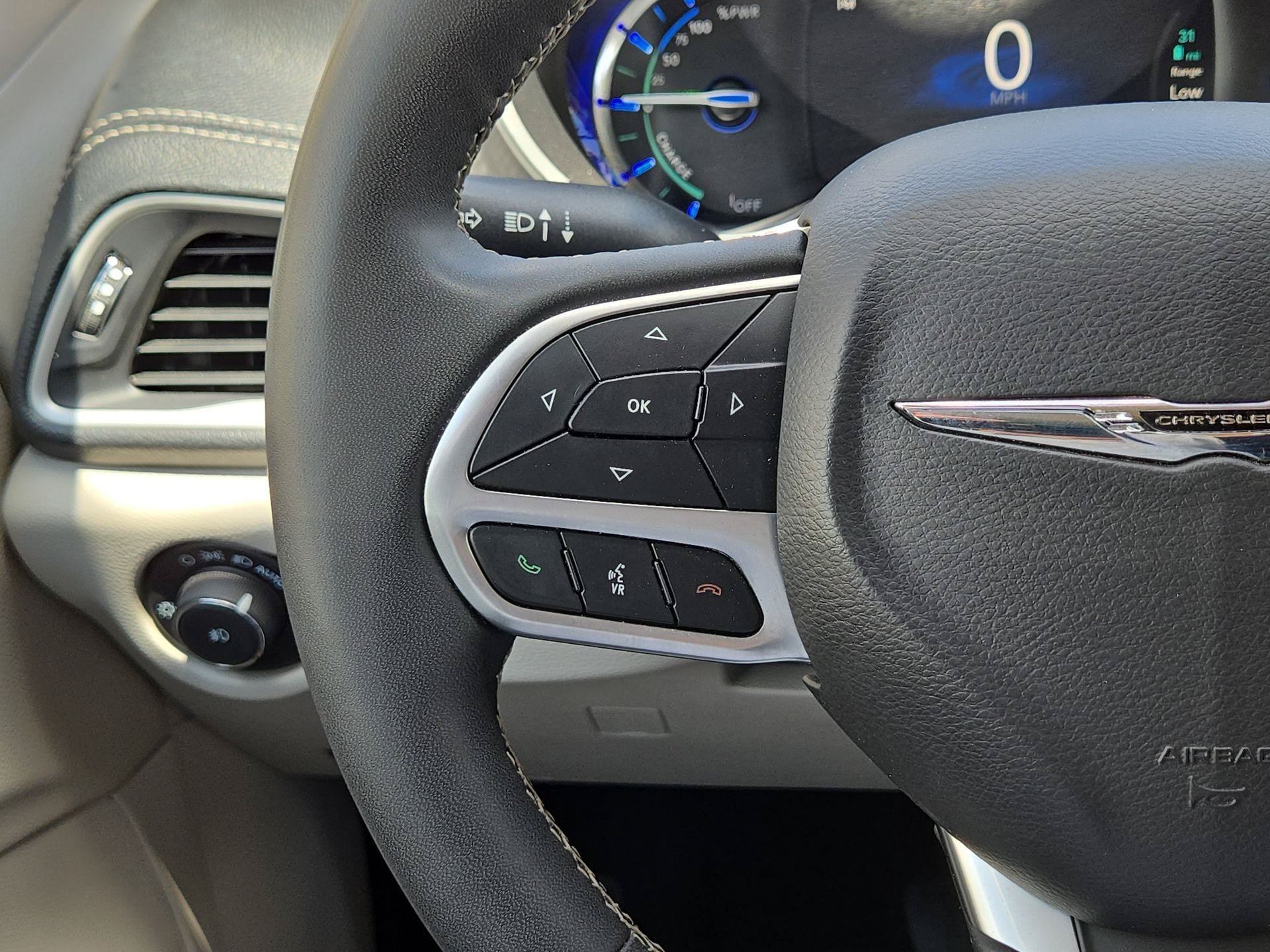 Used 2024 Chrysler Pacifica Limited FWD image 21