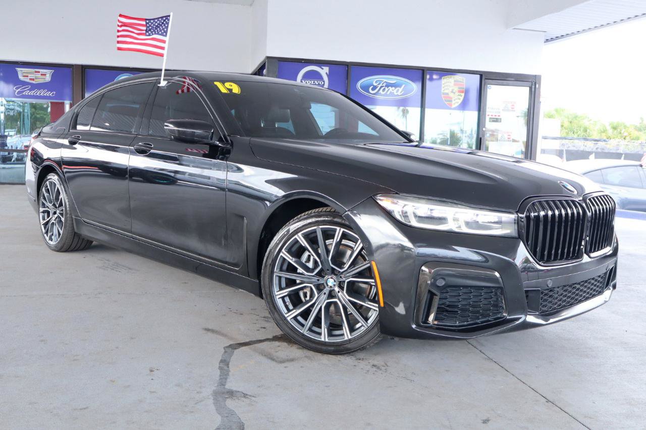 Used 2020 BMW 740i w/ Luxury Rear Seating Package RWD image 3