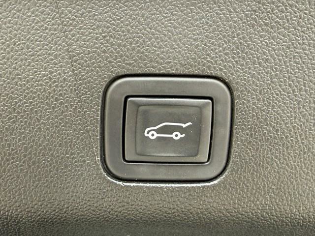 Used 2023 Chevrolet Suburban RST w/ Luxury Package image 38