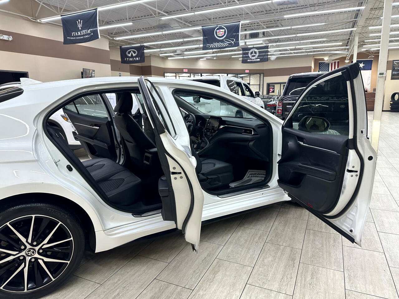 Used 2023 Toyota Camry SE image 11