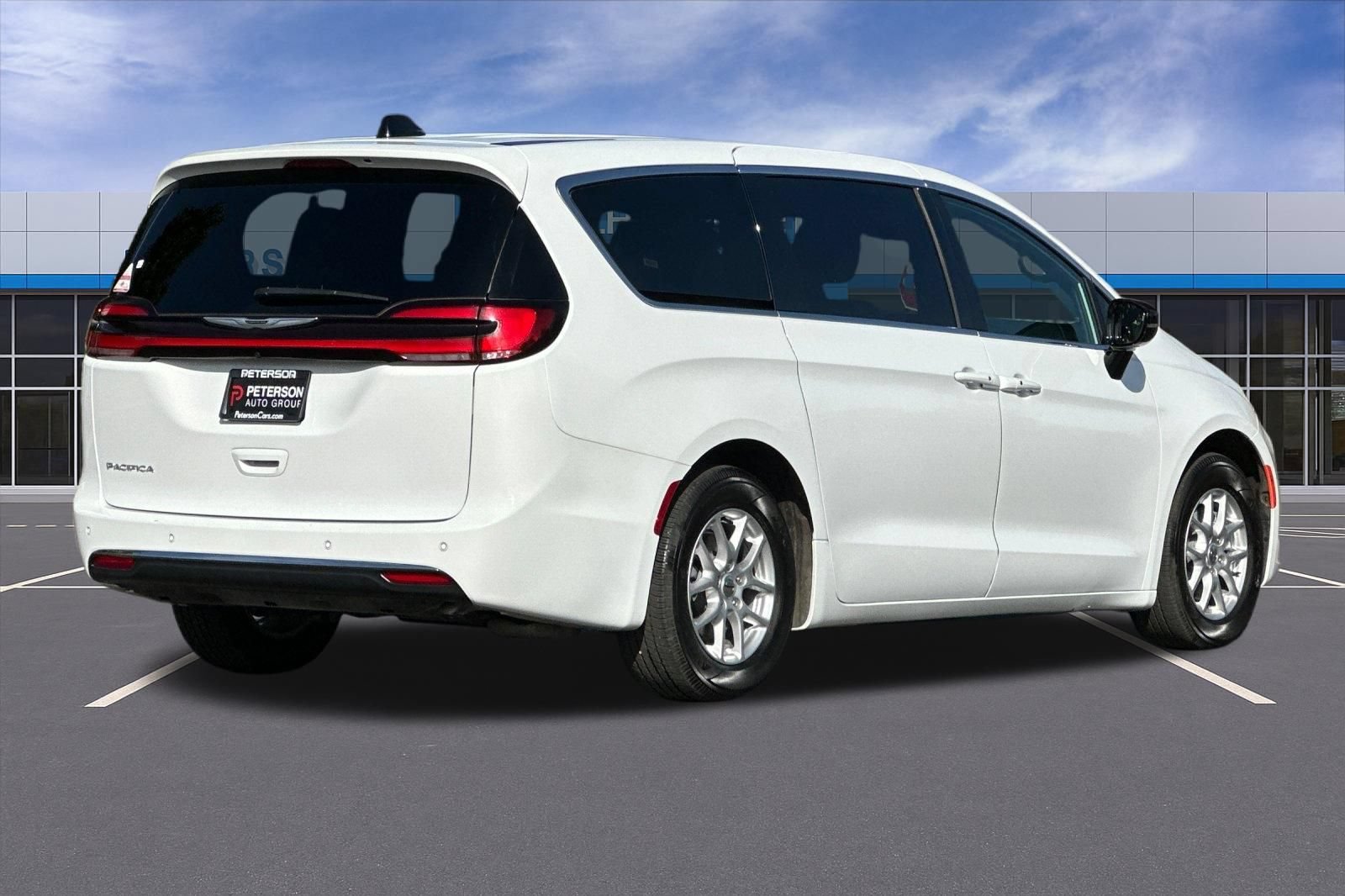 Used 2025 Chrysler Pacifica Select FWD image 4
