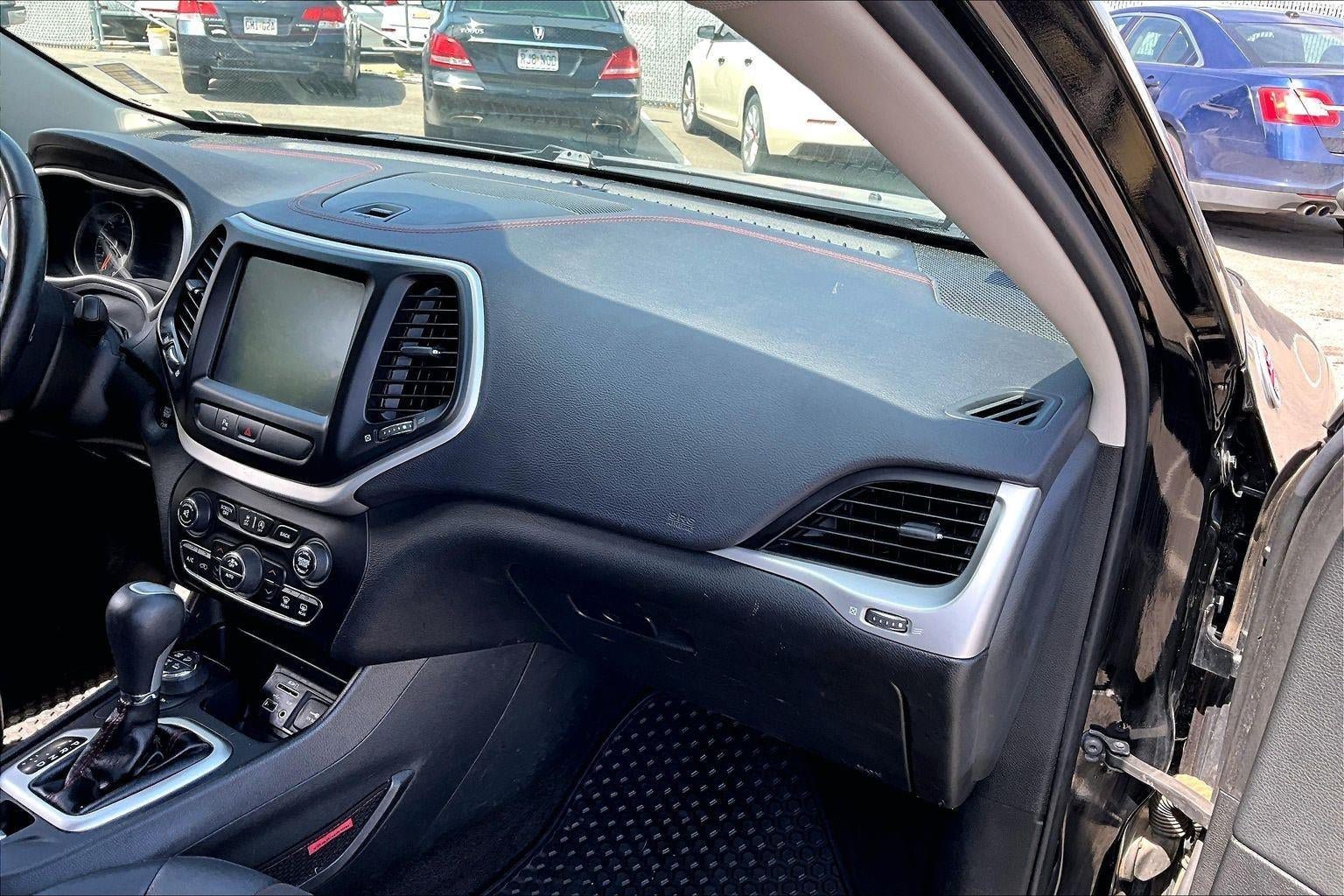 Used 2018 Jeep Cherokee Trailhawk w/ Comfort/Convenience Group AWD/4WD image 16