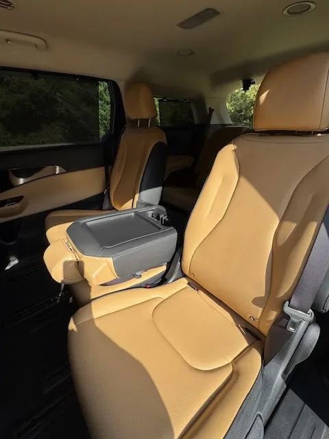 Used 2024 Kia Carnival EX image 32