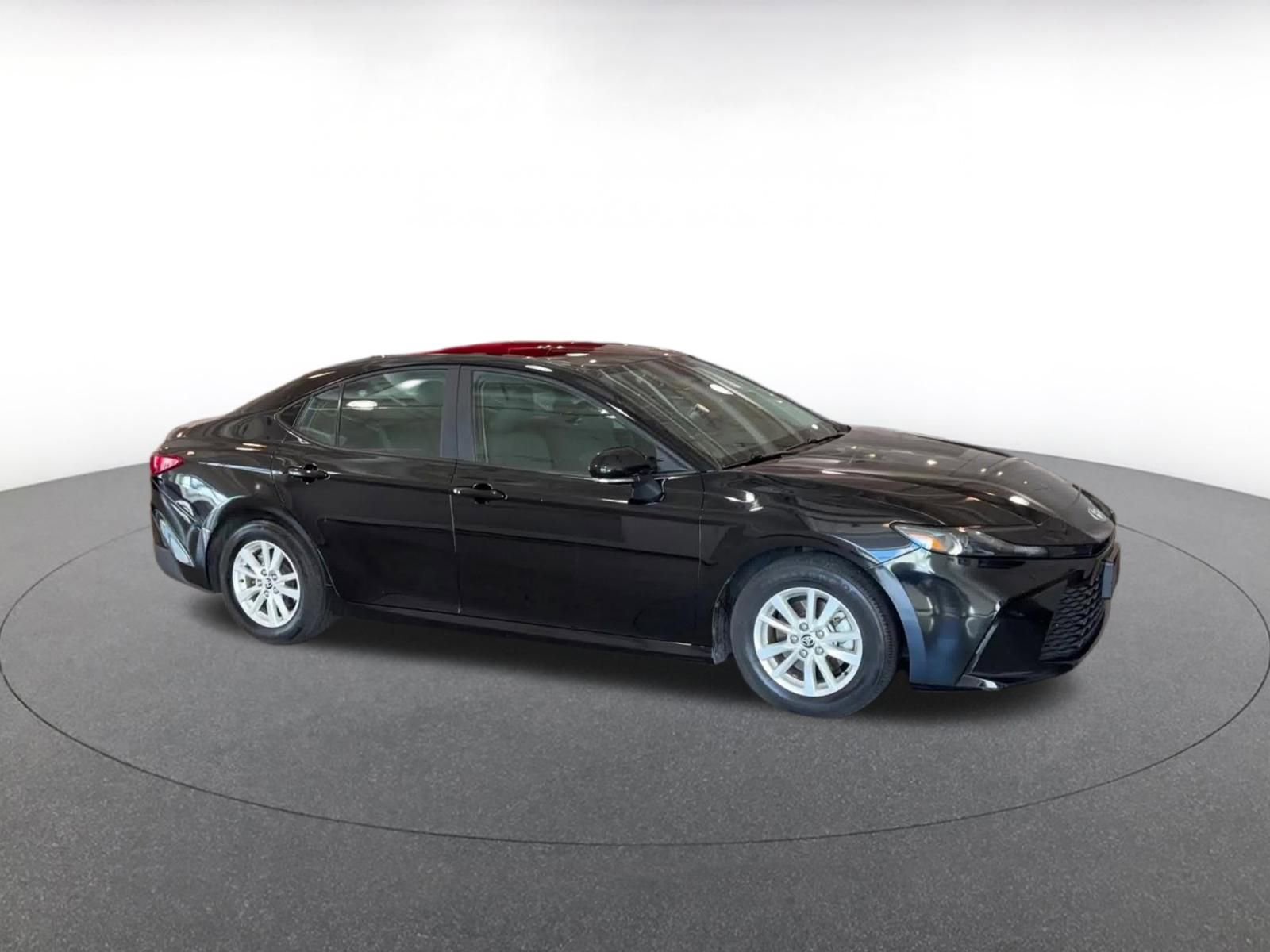 Used 2025 Toyota Camry LE image 2