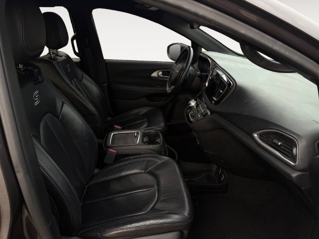 Used 2018 Chrysler Pacifica Touring-L Plus FWD image 14