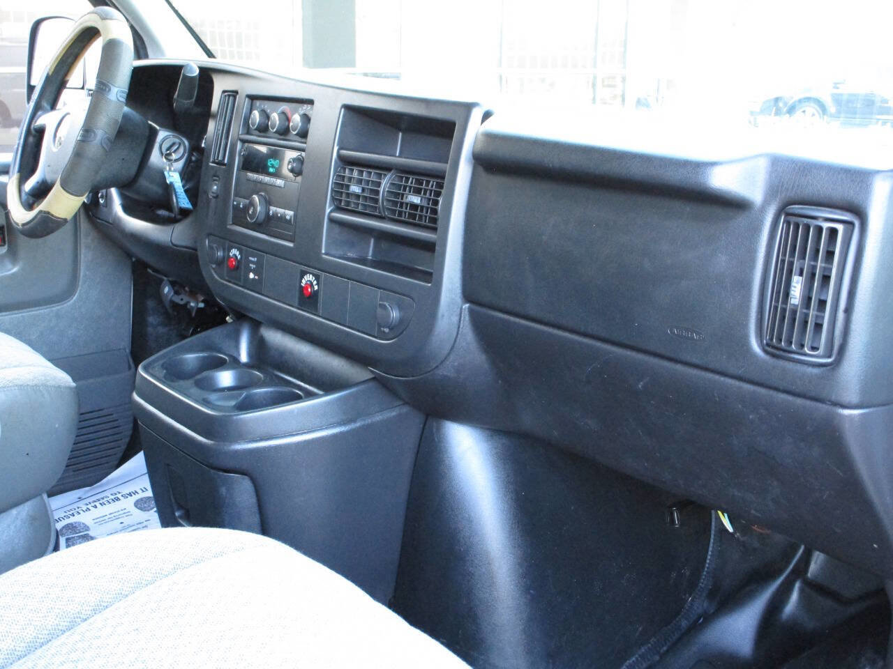 Used 2010 Chevrolet Express 2500 image 7