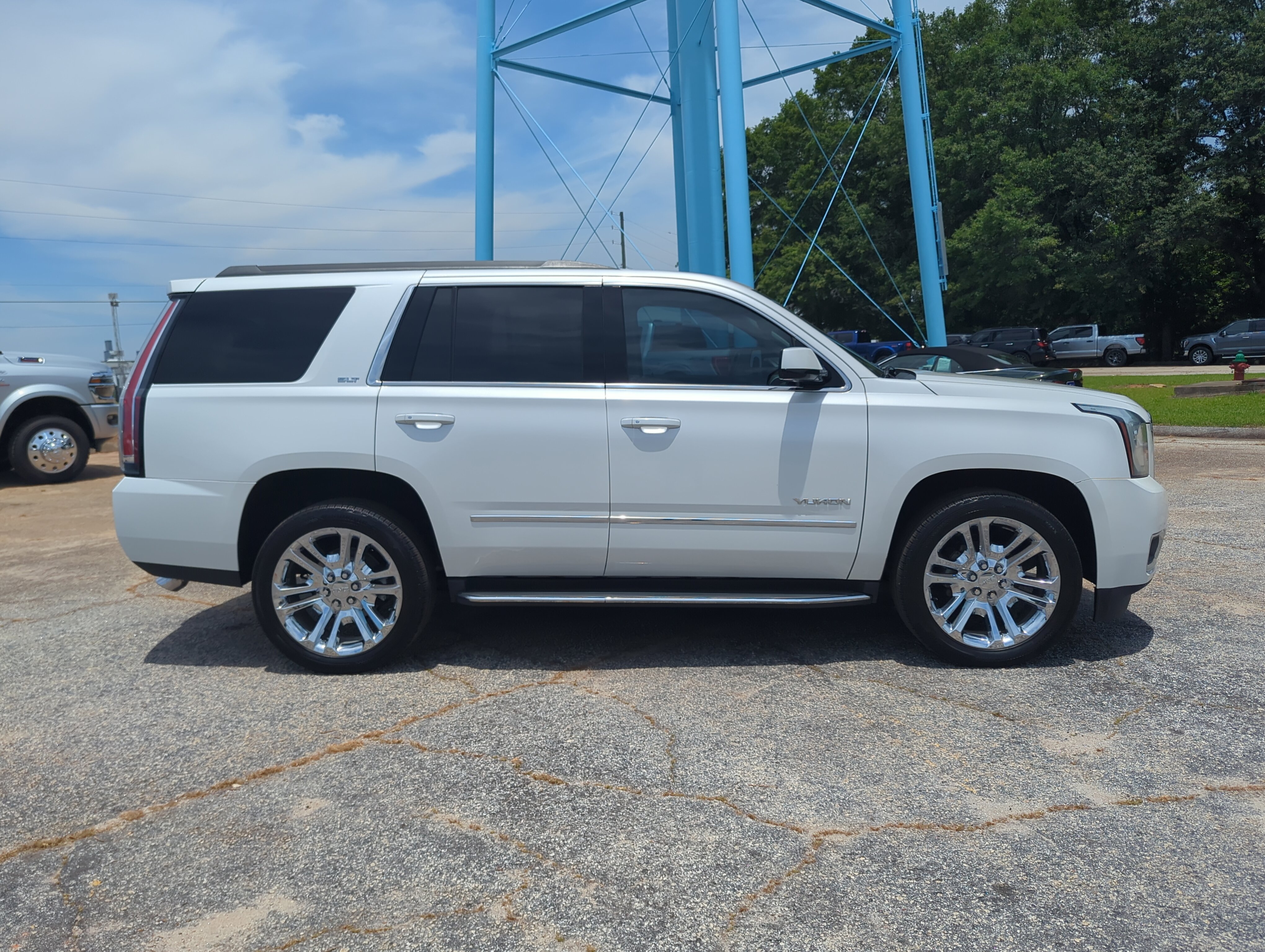 Used 2017 GMC Yukon SLT w/ Premium Edition AWD/4WD image 2
