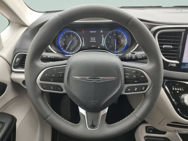 Certified 2024 Chrysler Pacifica Touring-L FWD image 11