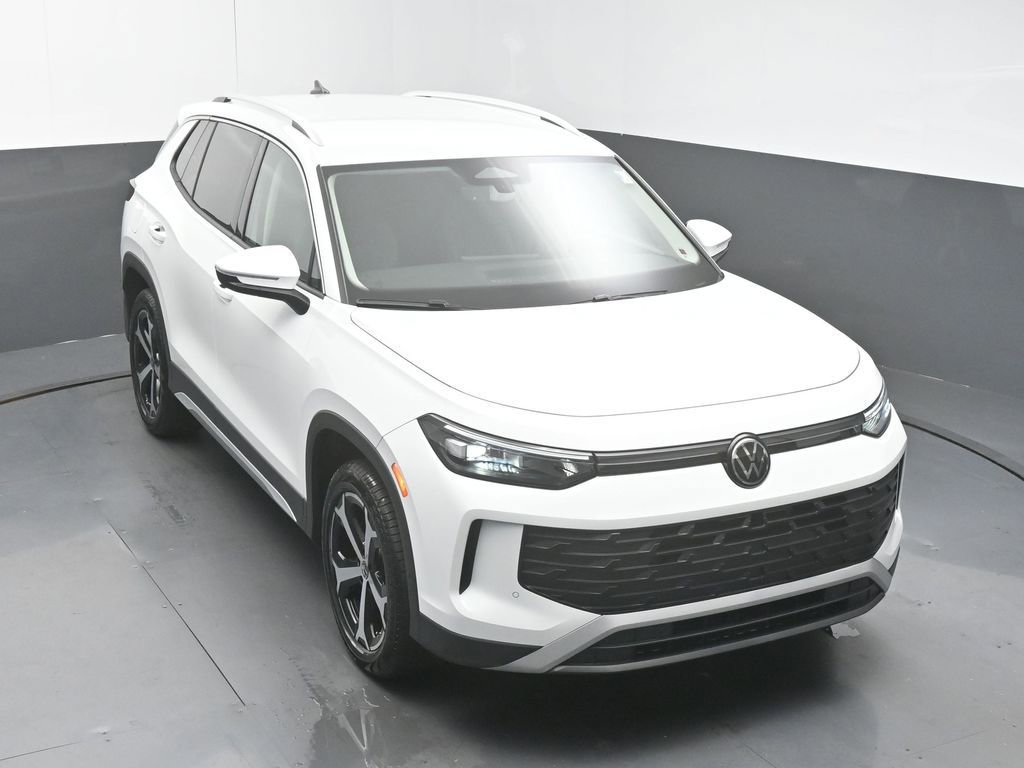 Used 2025 Volkswagen Tiguan SE image 44