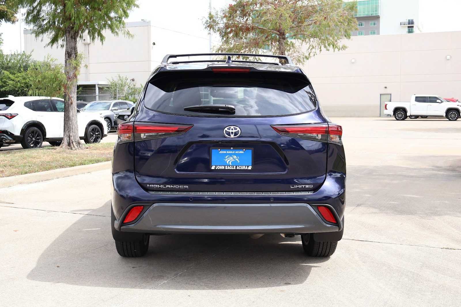 Used 2024 Toyota Highlander Limited FWD image 5