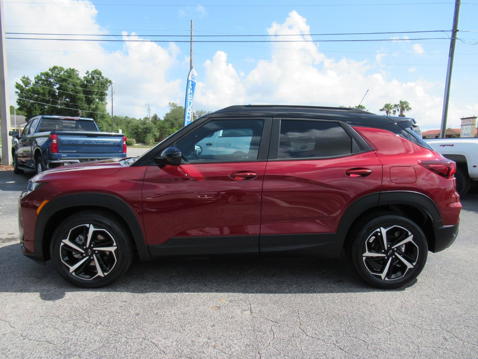 Used 2023 Chevrolet TrailBlazer RS w/ Sun and Liftgate Package FWD image 2