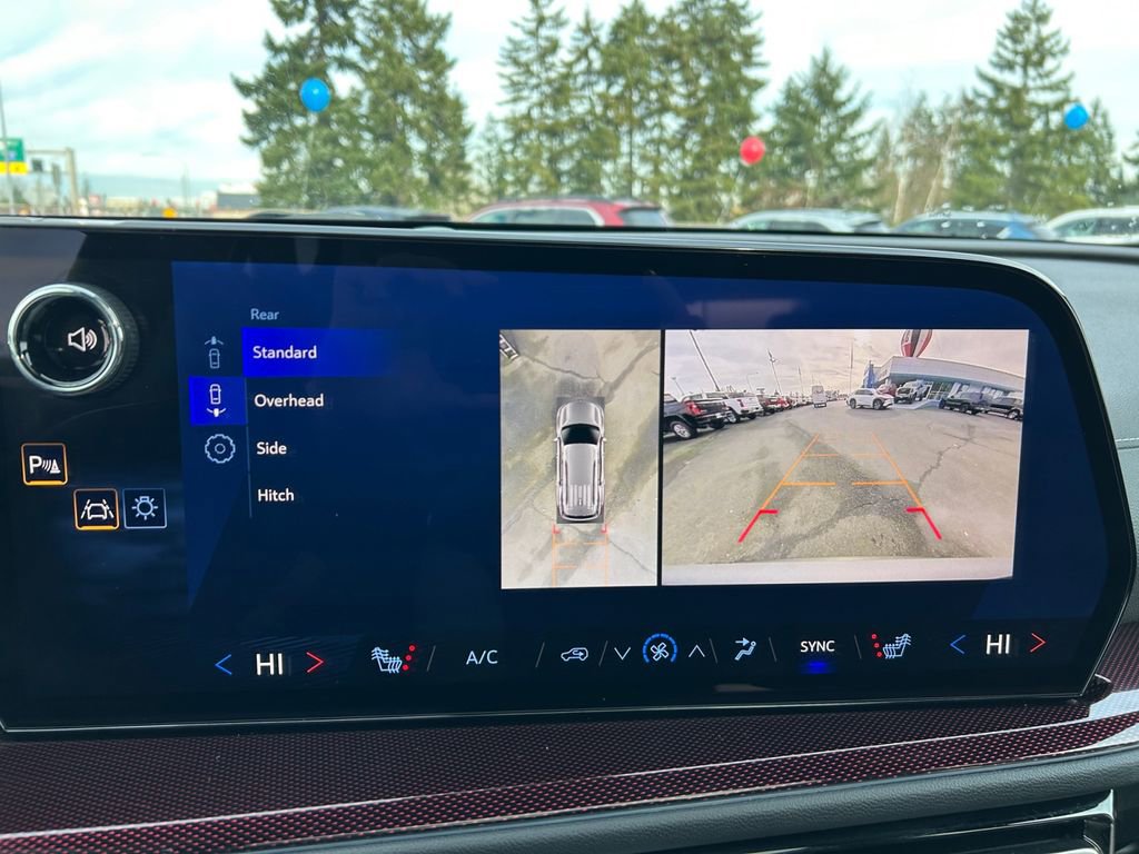 Used 2025 Chevrolet Traverse Z71 image 19