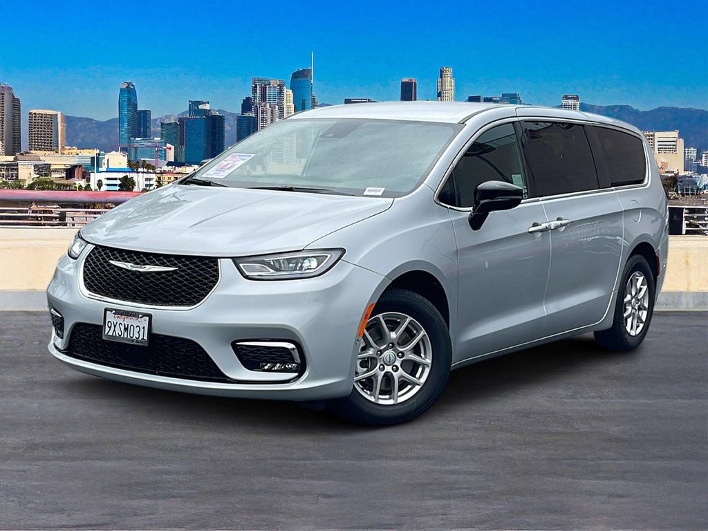 Used 2026 Chrysler Pacifica Select FWD image 2
