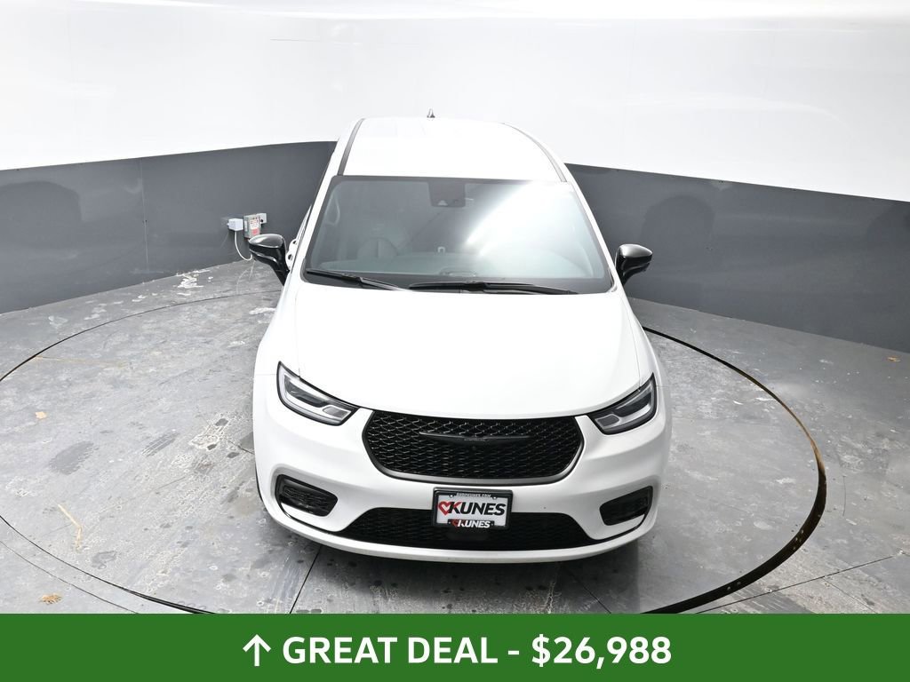 Used 2024 Chrysler Pacifica Select image 45