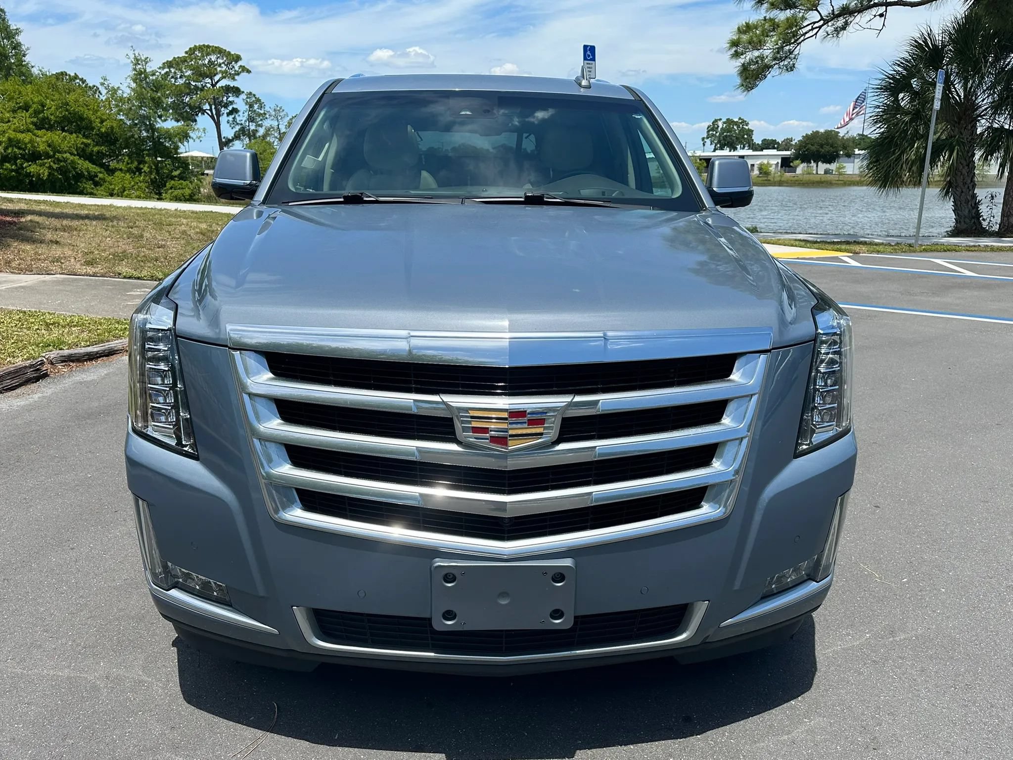 Used 2016 Cadillac Escalade ESV Luxury AWD/4WD image 2