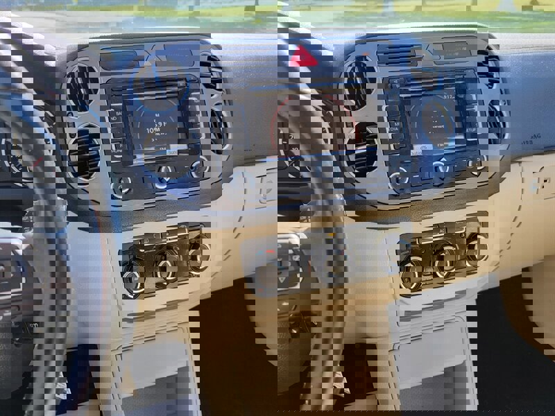 Used 2011 Volkswagen Tiguan SE image 13