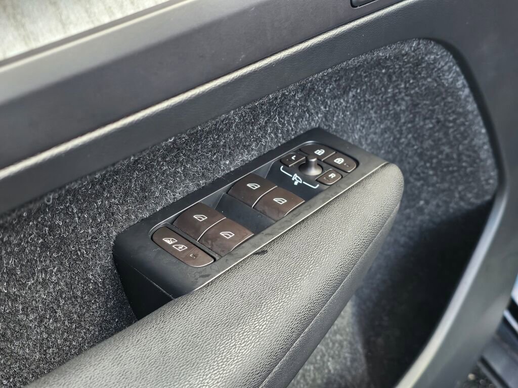 Used 2019 Volvo XC40 T4 Inscription image 27