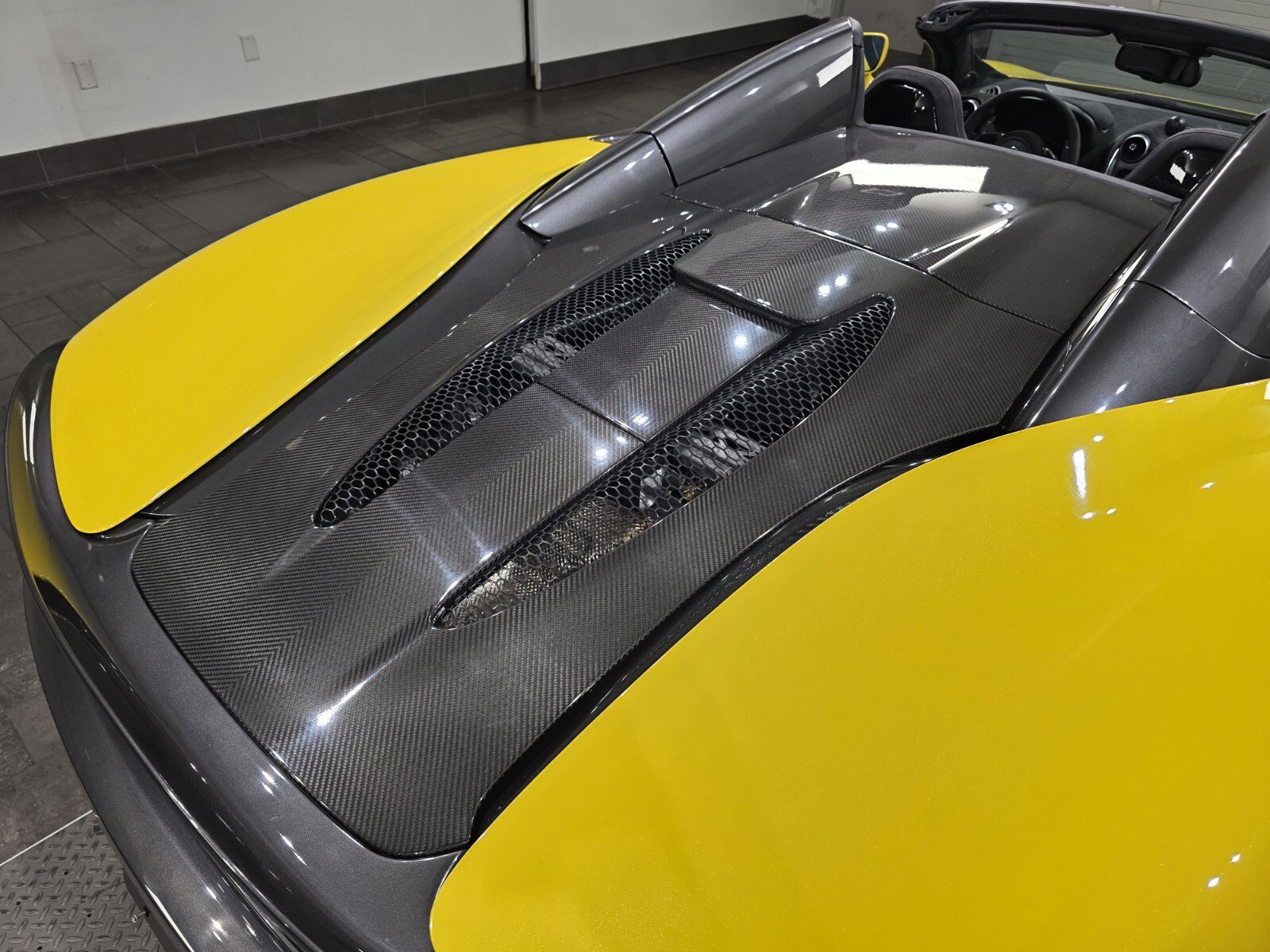 Used 2018 McLaren 570S Spider image 24