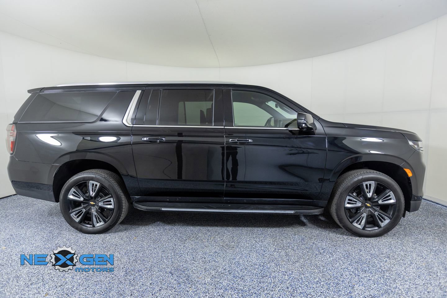 Used 2024 Chevrolet Suburban High Country w/ Advanced Technology Package image 8