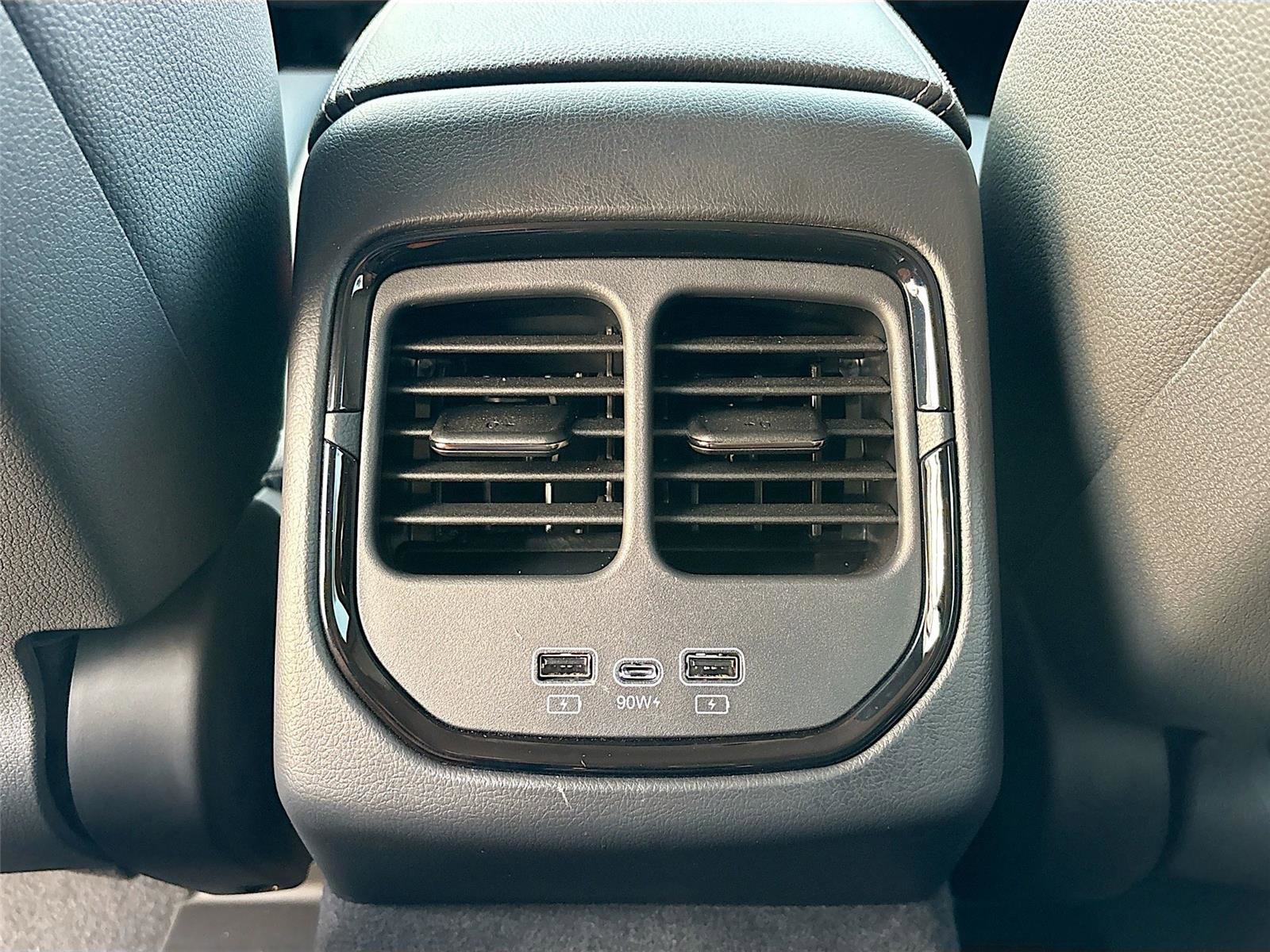 New 2025 VinFast VF 8 Eco image 25