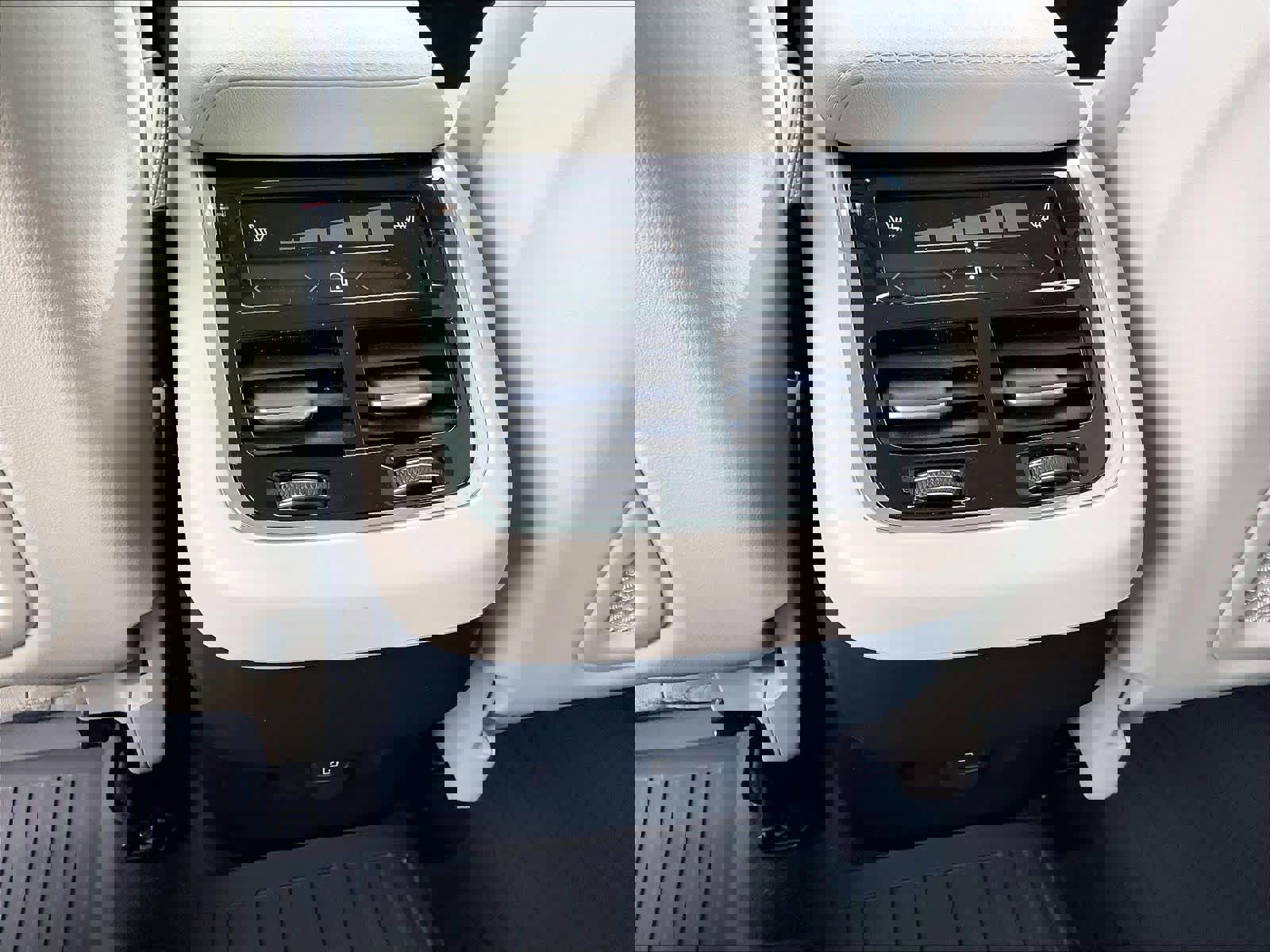 New 2026 Volvo XC60 B5 Ultra w/ Protection Package Premier image 16