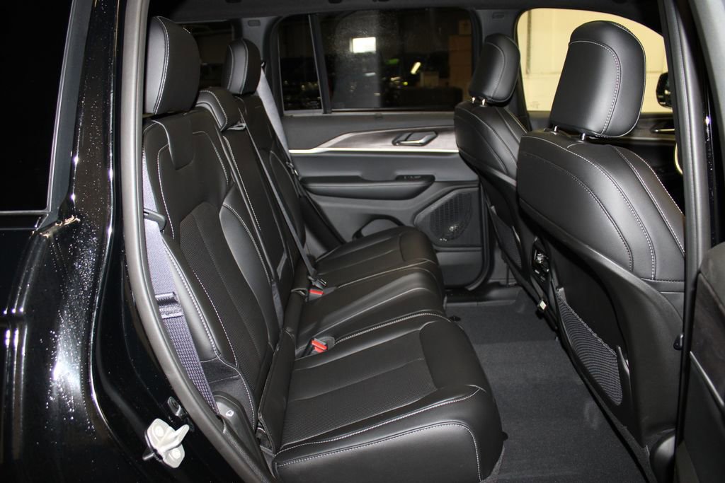 New 2025 Jeep Grand Cherokee Limited w/ Luxury Tech Group II image 32