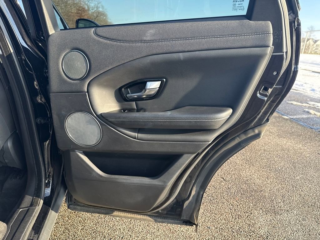 Used 2019 Land Rover Range Rover Evoque SE Premium image 17