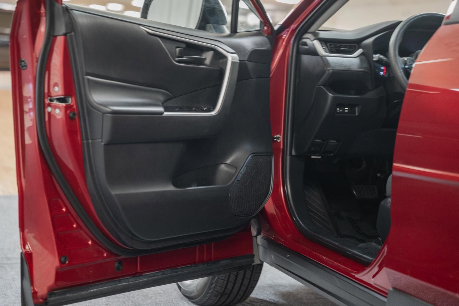 Used 2021 Toyota RAV4 LE image 39